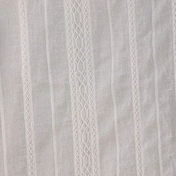 Sleeveless White Button-Up Blouse - Picture 3 of 9